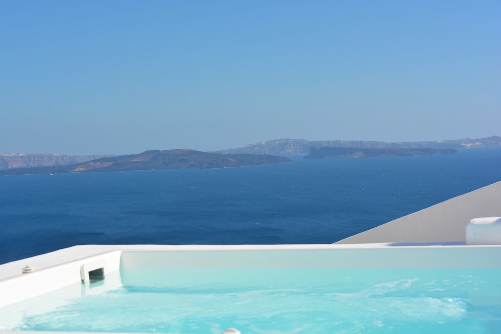White Pearl Villas — Swimming pool in Oia, South Aegean