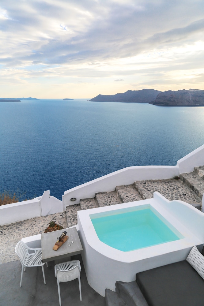 White Pearl Villas — Swimming pool in Oia, South Aegean