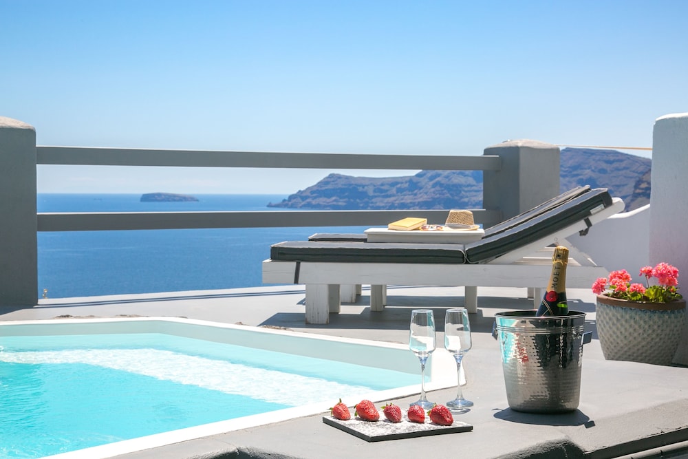 White Pearl Villas — Swimming pool in Oia, South Aegean