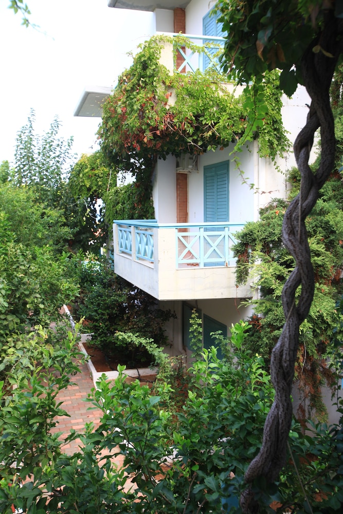 Anatoli Apartments — Hotel building in Hersonissos