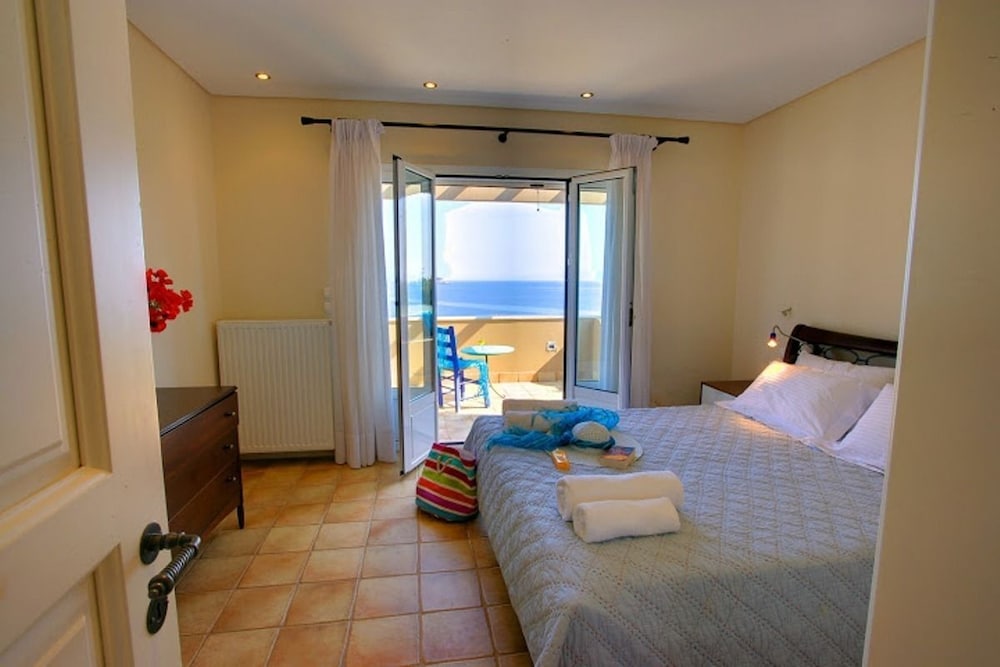 Monambeles Villas — Hotel rooms in Svoronata, Ionian Islands