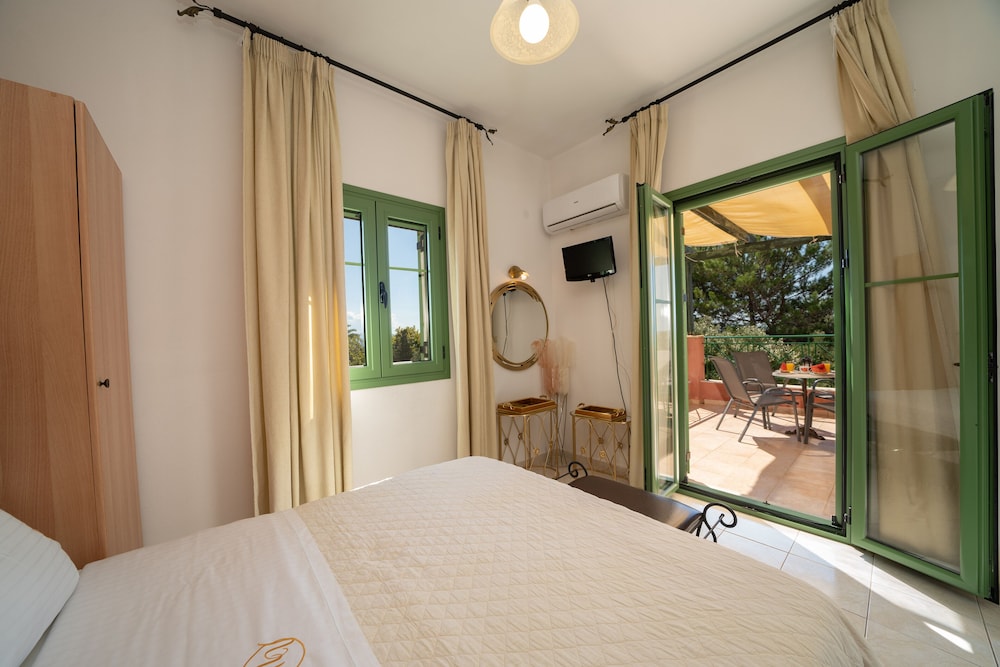 Monambeles Villas — Hotel rooms in Svoronata, Ionian Islands