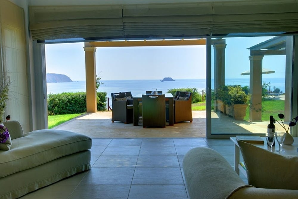 Monambeles Villas — Hotel rooms in Svoronata, Ionian Islands