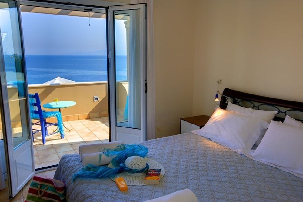 Monambeles Villas — Hotel rooms in Svoronata, Ionian Islands