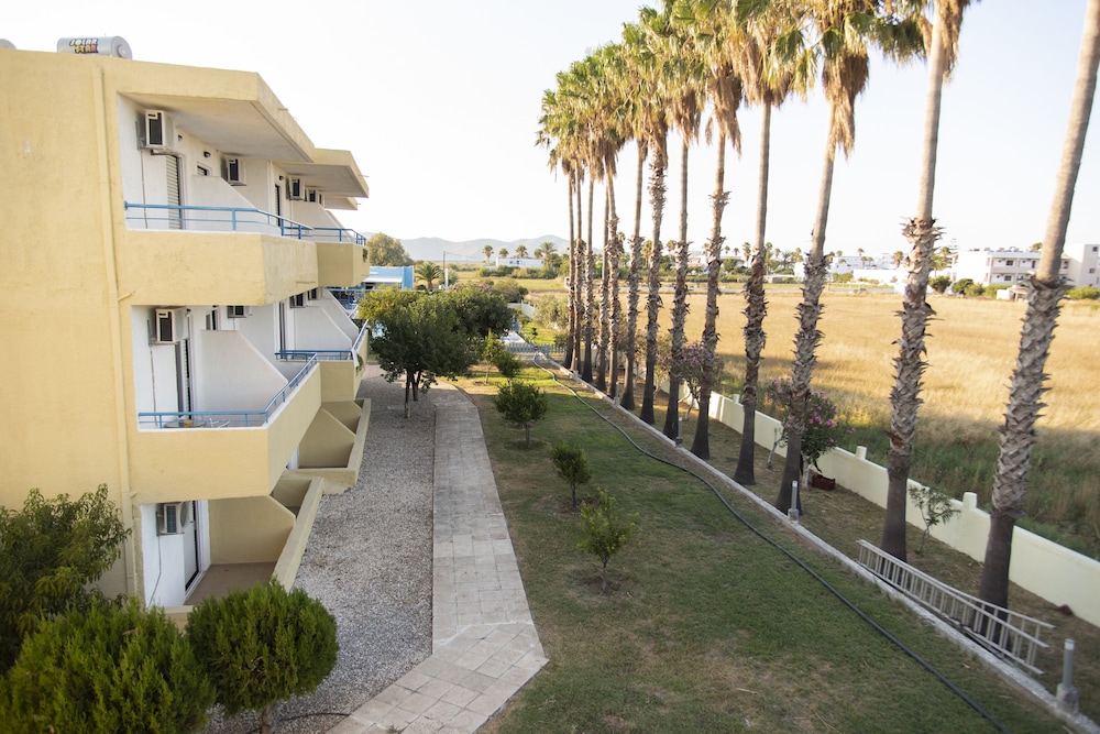 Oasis Tigaki — Hotel building in Tigaki, South Aegean