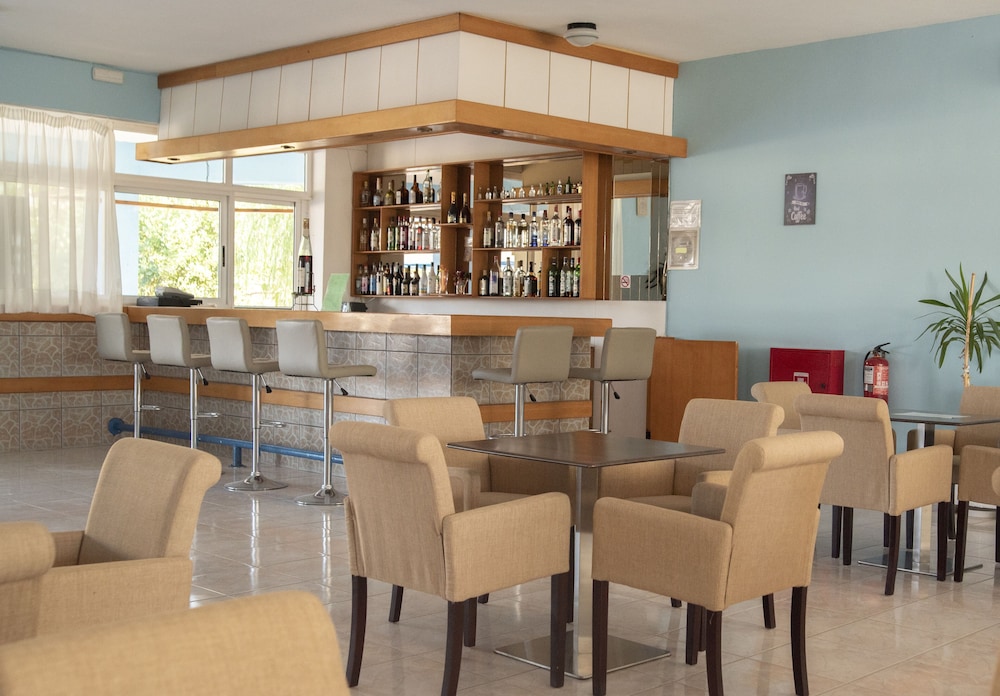 Oasis Tigaki — Restaurant & bars in Tigaki, South Aegean