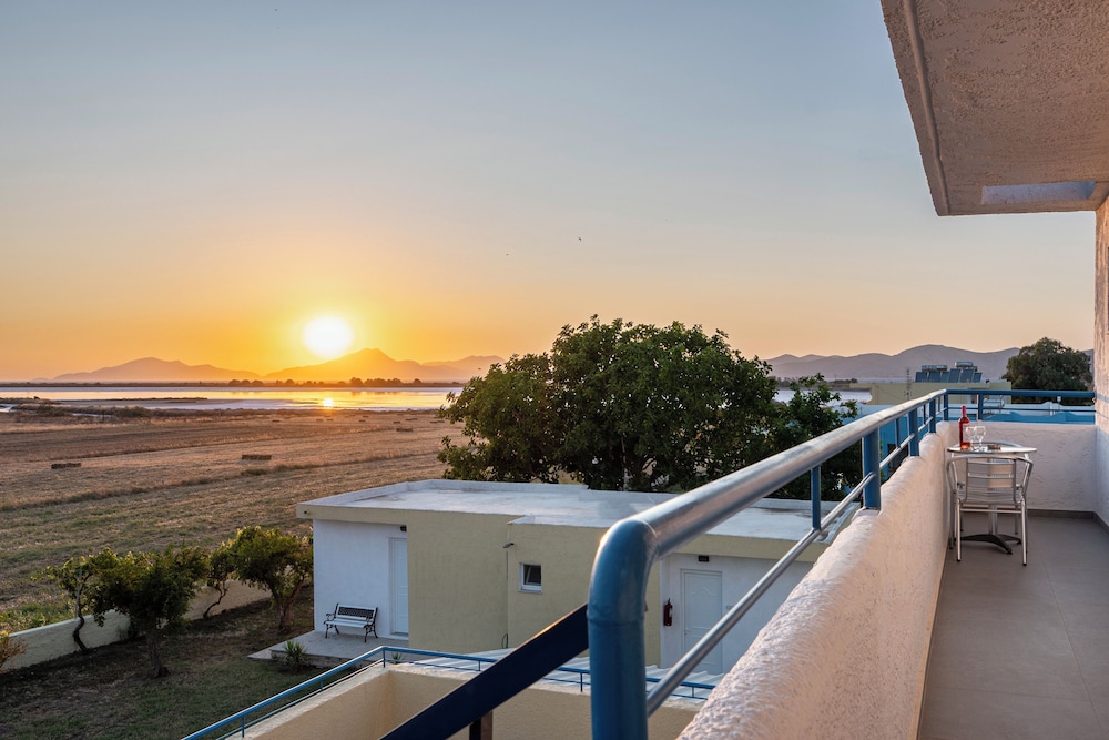 Oasis Tigaki — Hotel building in Tigaki, South Aegean