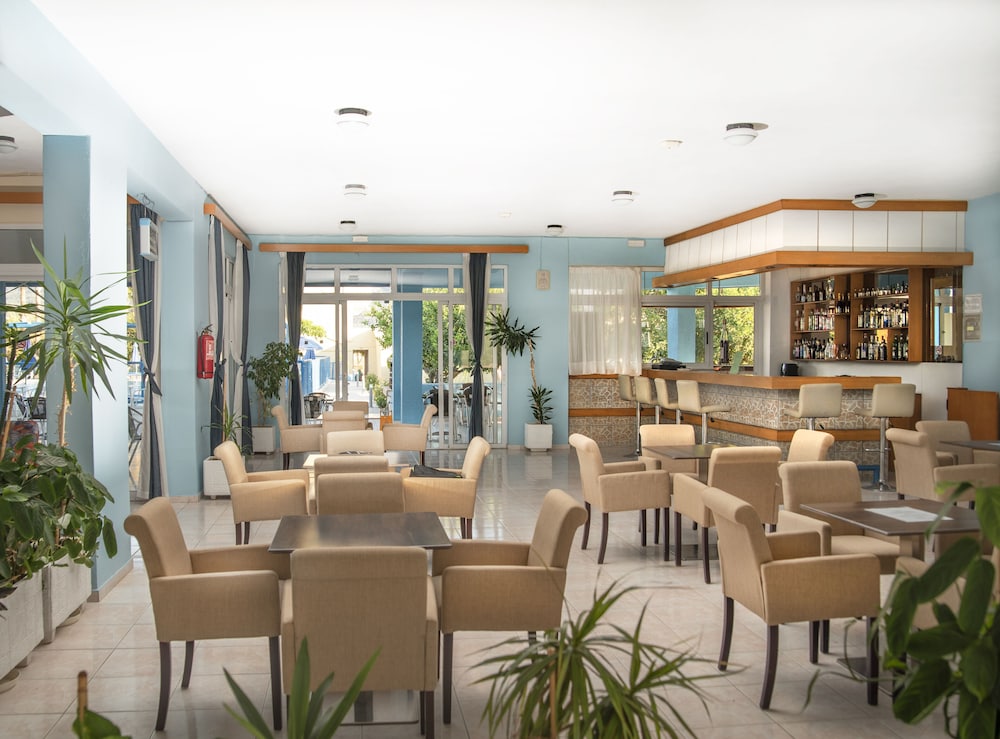 Oasis Tigaki — Restaurant & bars in Tigaki, South Aegean