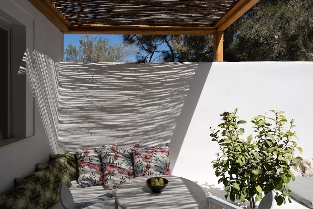 Goulielmos Hotel & Spa — Rooms in Akrotiri, South Aegean
