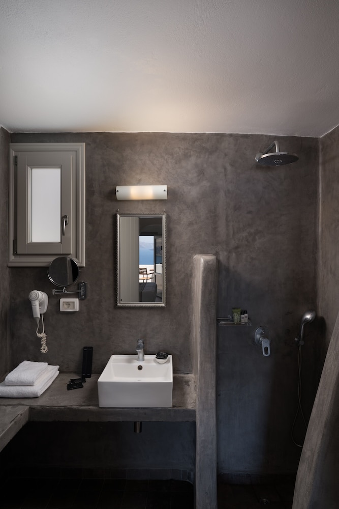 Goulielmos Hotel & Spa — Rooms in Akrotiri, South Aegean