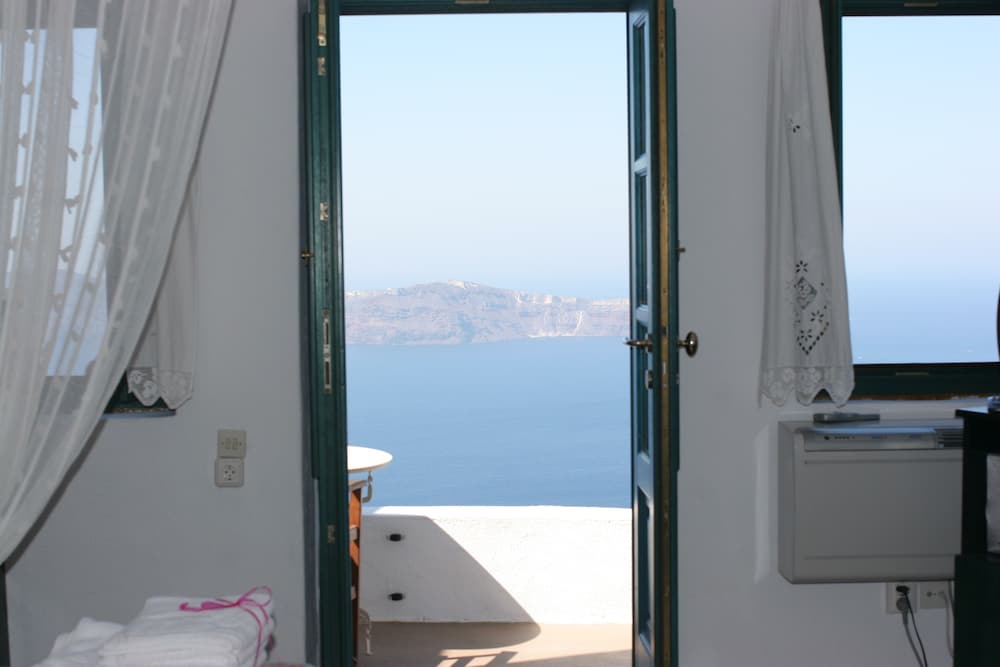 Afroessa Hotel by Caldera Houses — Hotel rooms in Imerovigli, South Aegean