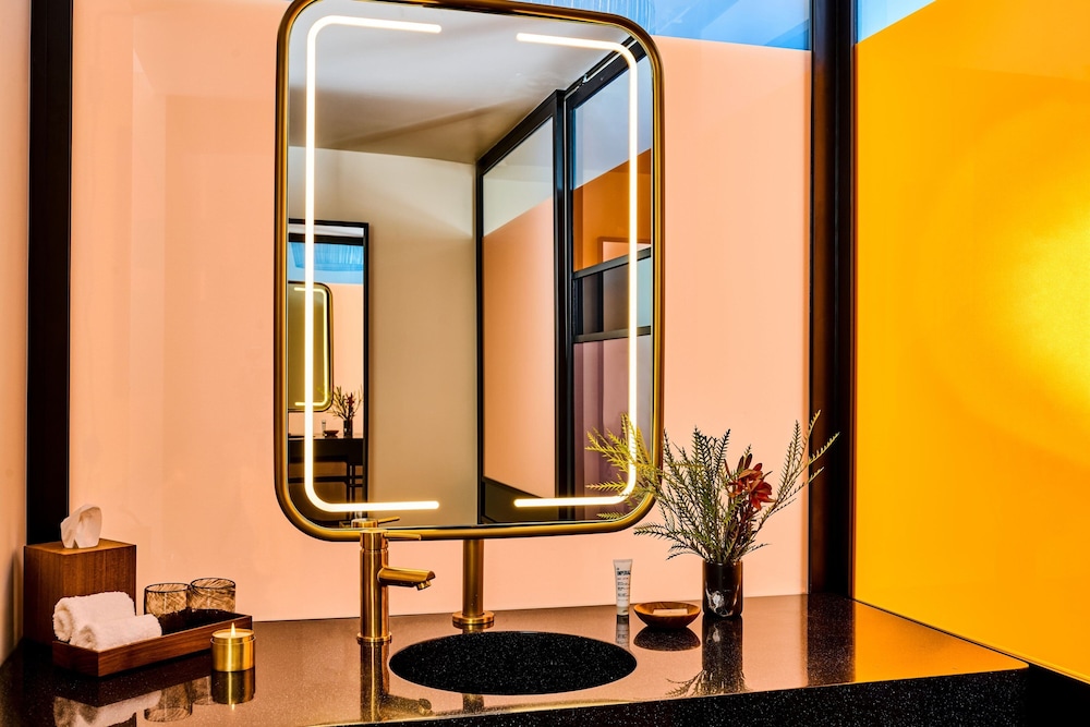 HOLLYWOOD VOLUME, a Tribute Portfolio Hotel — Hotel rooms in Los Angeles, California
