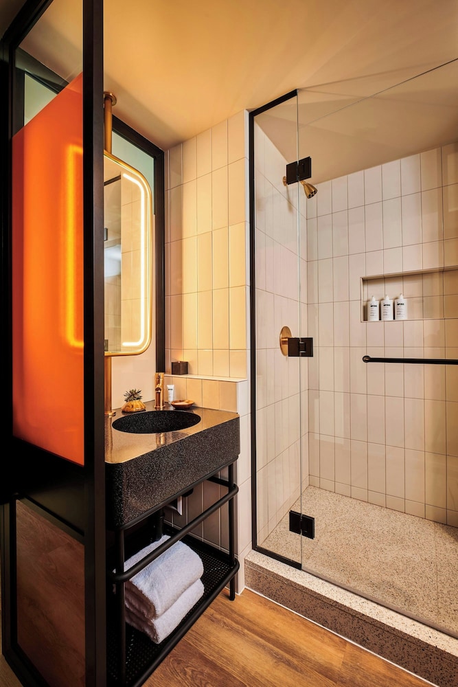 HOLLYWOOD VOLUME, a Tribute Portfolio Hotel — Hotel rooms in Los Angeles, California