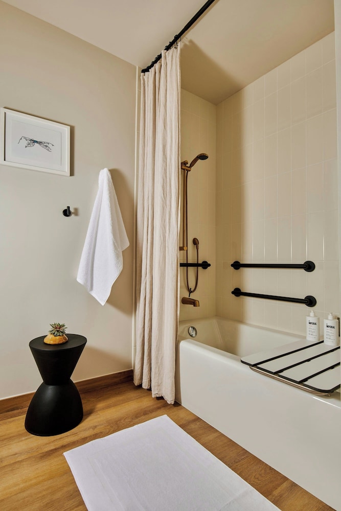HOLLYWOOD VOLUME, a Tribute Portfolio Hotel — Hotel rooms in Los Angeles, California