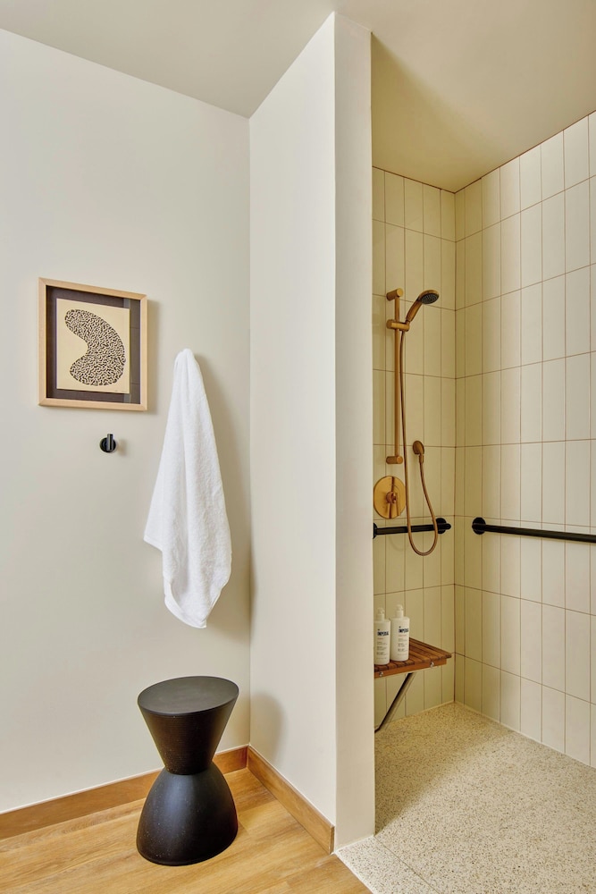 HOLLYWOOD VOLUME, a Tribute Portfolio Hotel — Hotel rooms in Los Angeles, California