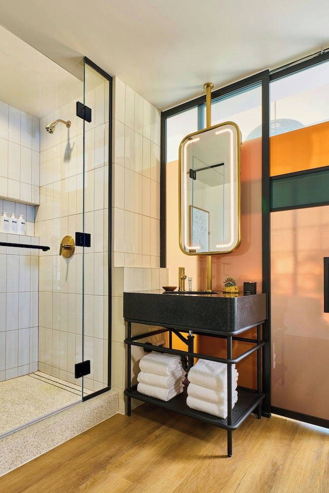 HOLLYWOOD VOLUME, a Tribute Portfolio Hotel — Hotel rooms in Los Angeles, California
