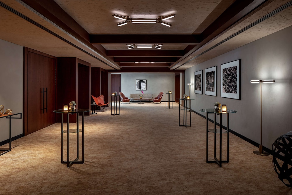 DoubleTree by Hilton Dubai M Square Hotel & Residences — Restaurant & bars in Dubai