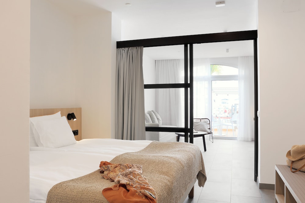 Sunwing Fanabe Beach — Hotel rooms in Costa Adeje, Canary Islands