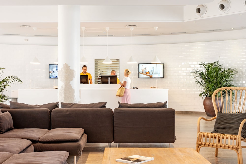 Sunwing Fanabe Beach — Hotel building in Costa Adeje, Canary Islands