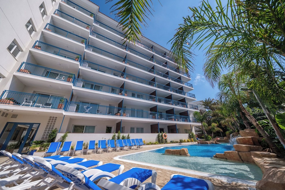 Ancora Salou Apartamentos — Swimming pool in Salou, Catalonia