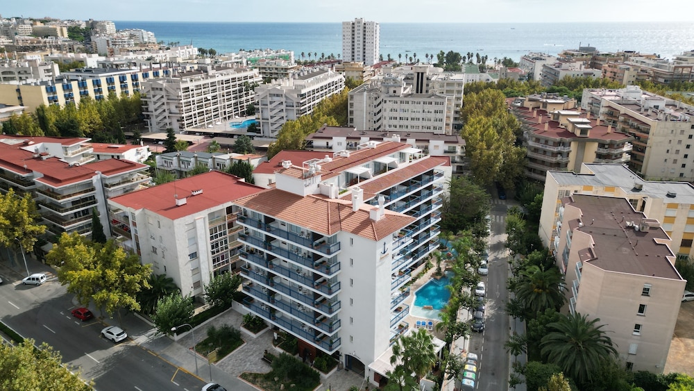 Ancora Salou Apartamentos — Hotel building in Salou, Catalonia
