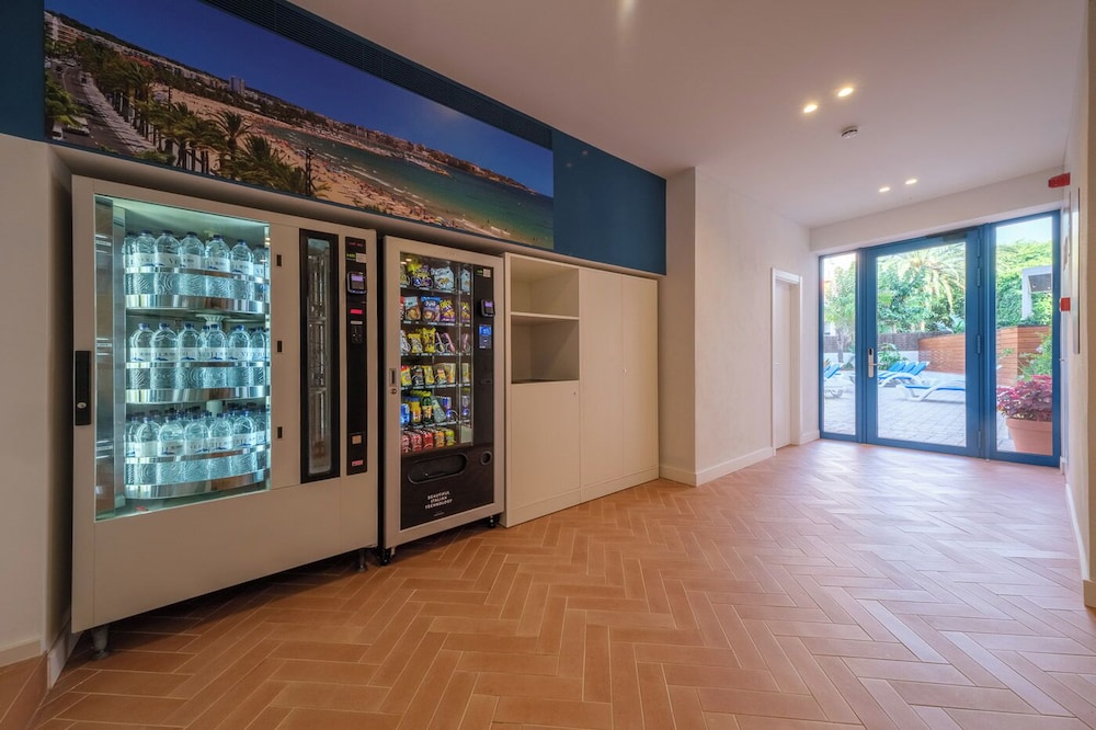 Ancora Salou Apartamentos — Hotel building in Salou, Catalonia