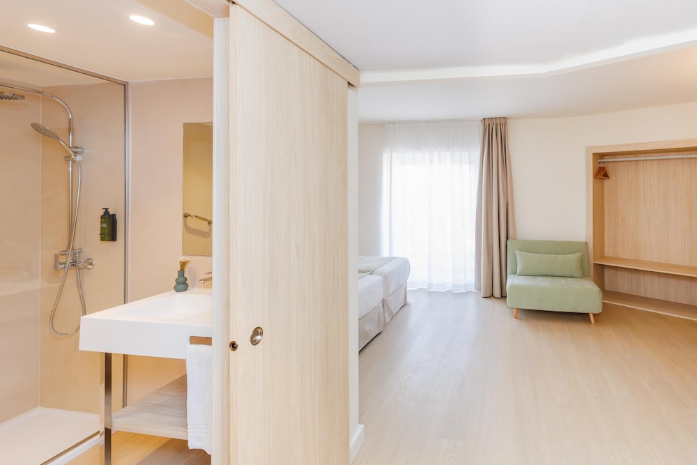 Hotel Alondra — Hotel rooms in Cala Ratjada, Balearic Islands