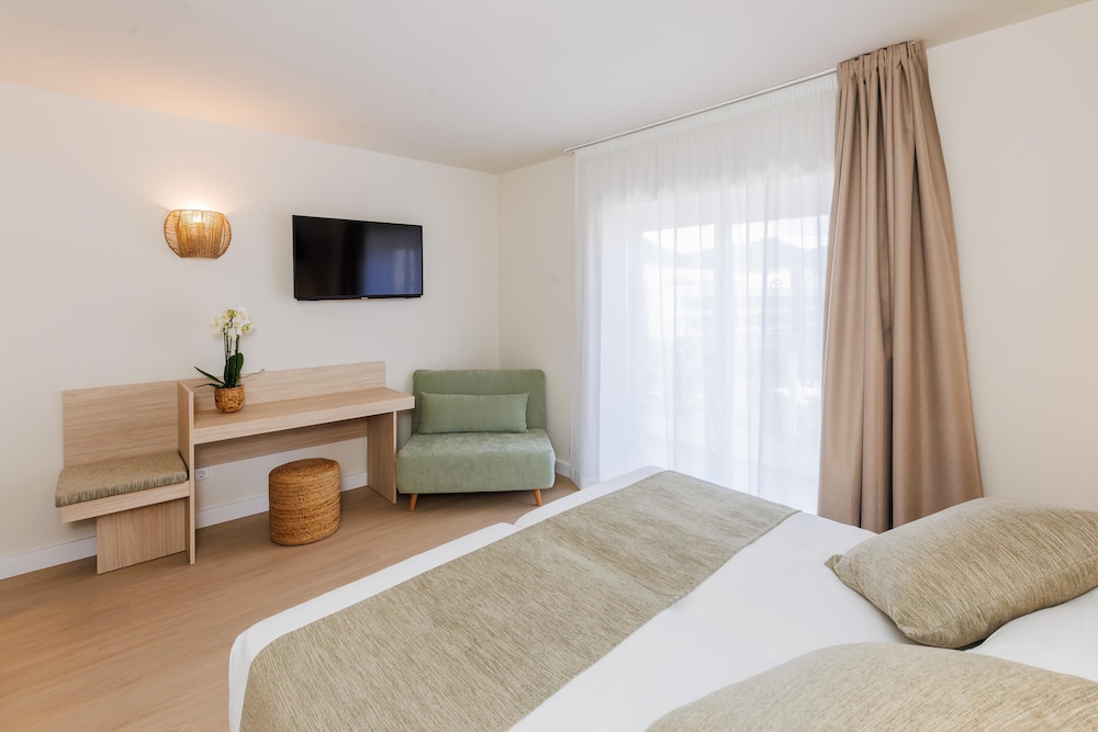 Hotel Alondra — Hotel rooms in Cala Ratjada, Balearic Islands