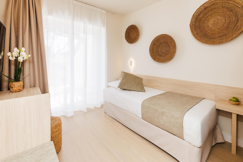Hotel Alondra — Hotel rooms in Cala Ratjada, Balearic Islands