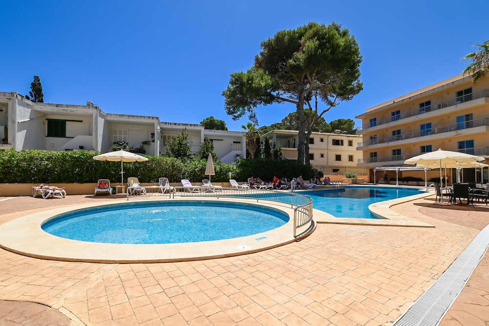 Hotel Alondra — Swimming pool in Cala Ratjada, Balearic Islands