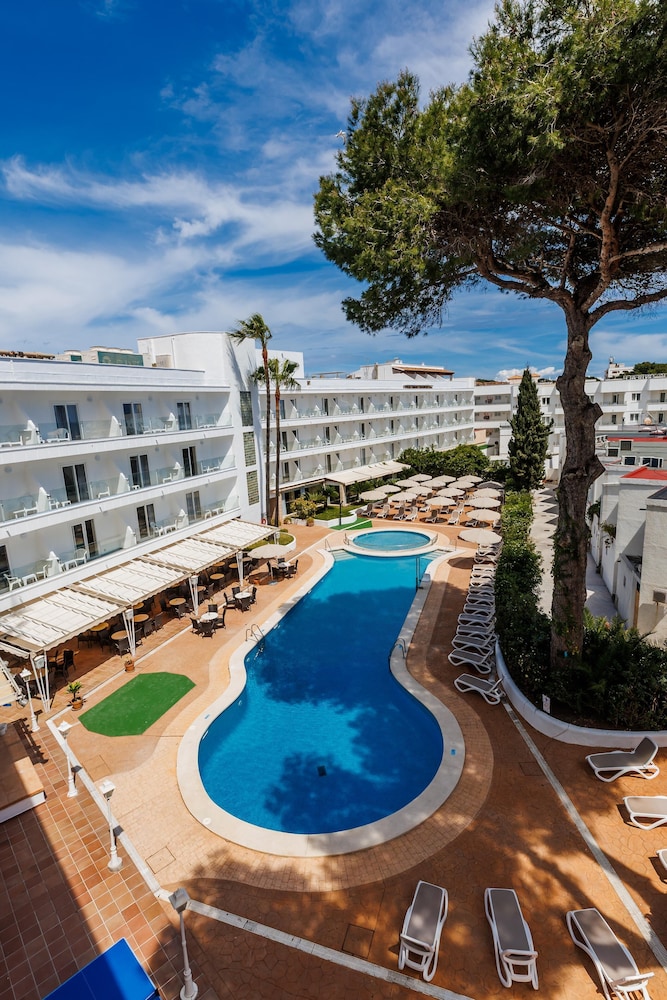 Hotel Alondra — Swimming pool in Cala Ratjada, Balearic Islands