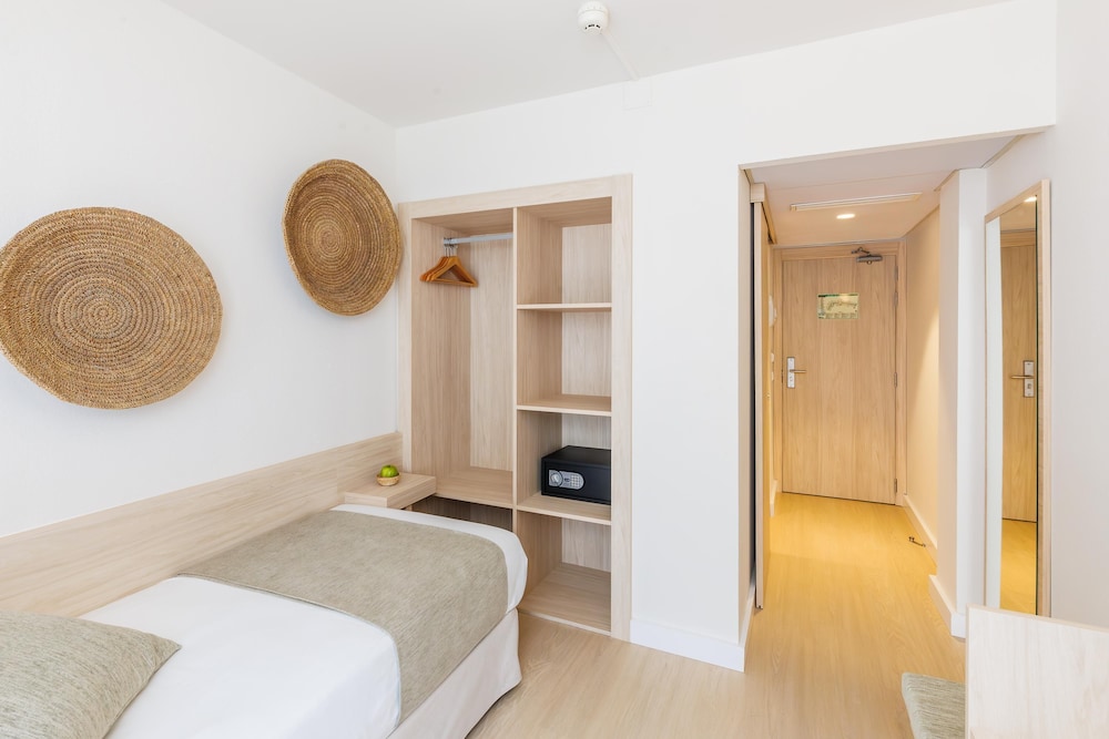 Hotel Alondra — Hotel rooms in Cala Ratjada, Balearic Islands
