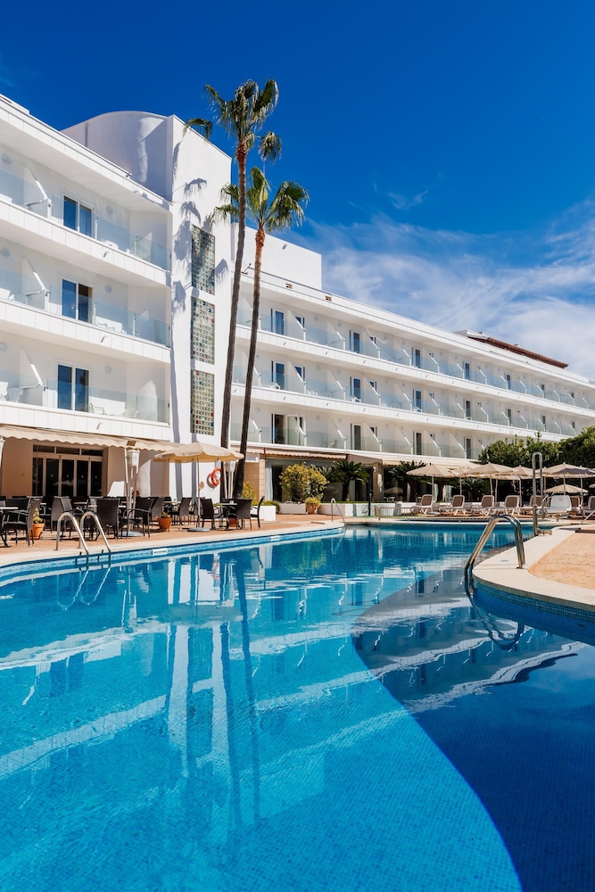 Hotel Alondra — Swimming pool in Cala Ratjada, Balearic Islands