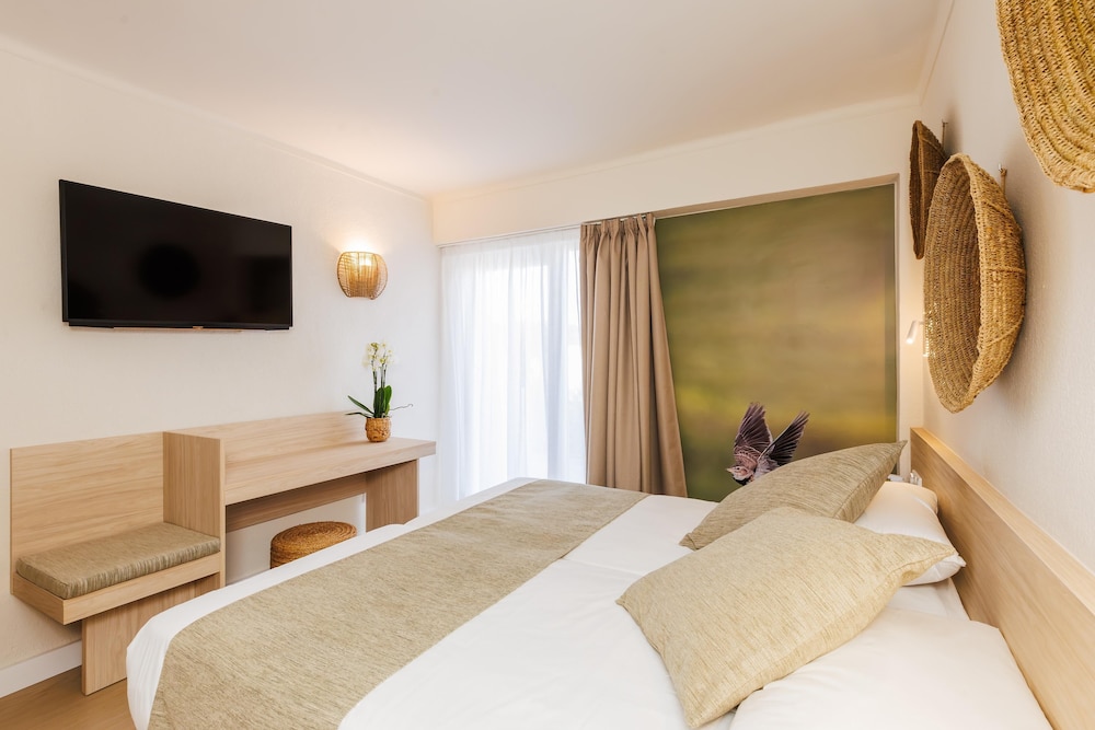 Hotel Alondra — Hotel rooms in Cala Ratjada, Balearic Islands