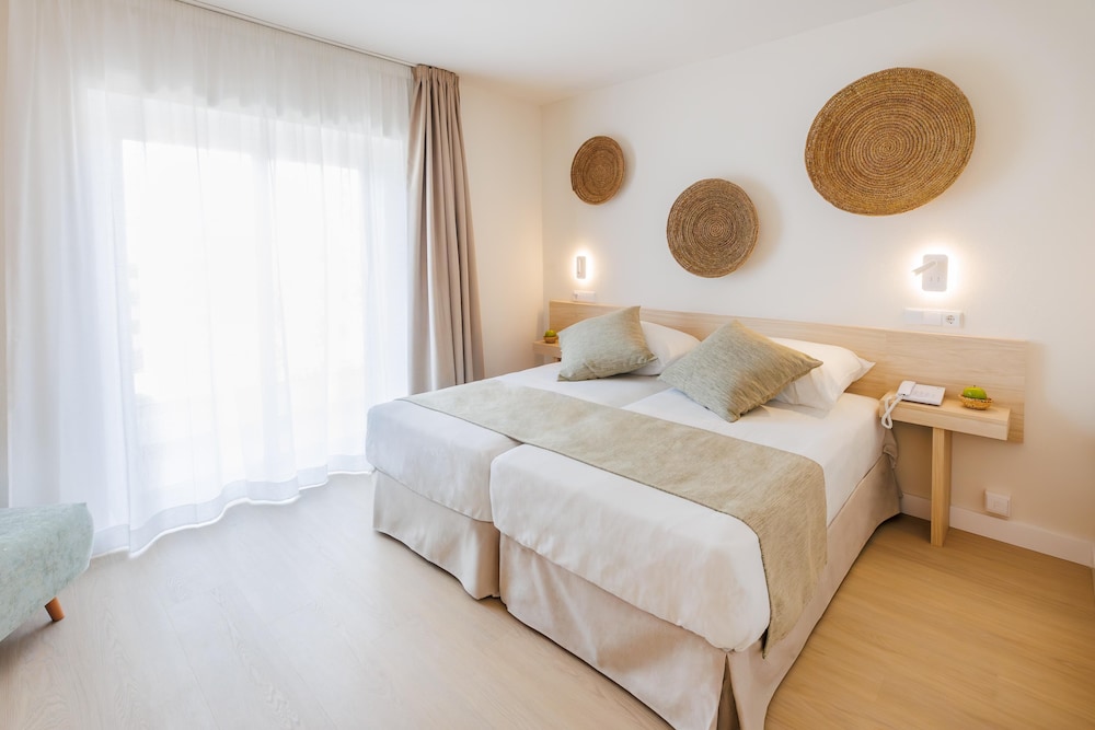 Hotel Alondra — Hotel rooms in Cala Ratjada, Balearic Islands