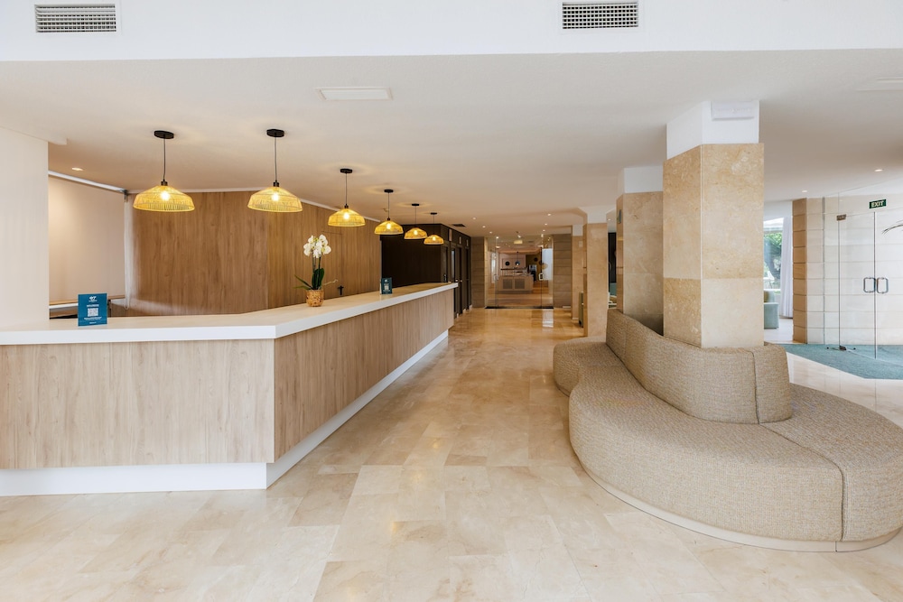 Hotel Alondra — Hotel building in Cala Ratjada, Balearic Islands