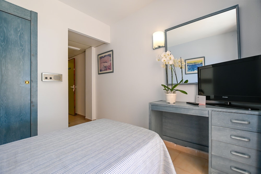 Hotel Alondra — Hotel rooms in Cala Ratjada, Balearic Islands