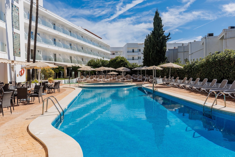 Hotel Alondra — Swimming pool in Cala Ratjada, Balearic Islands