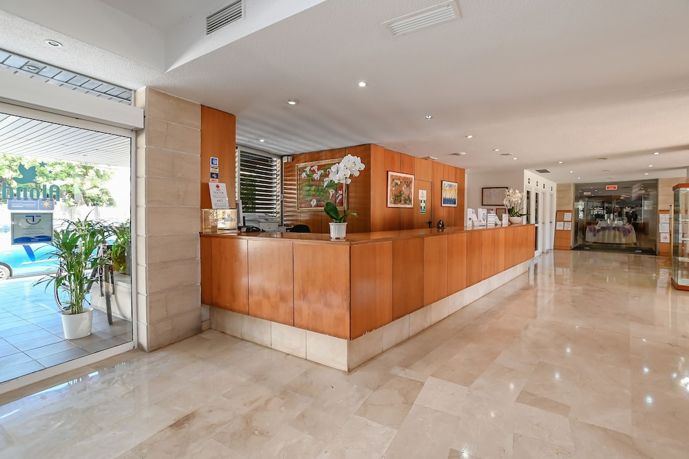 Hotel Alondra — Hotel building in Cala Ratjada, Balearic Islands