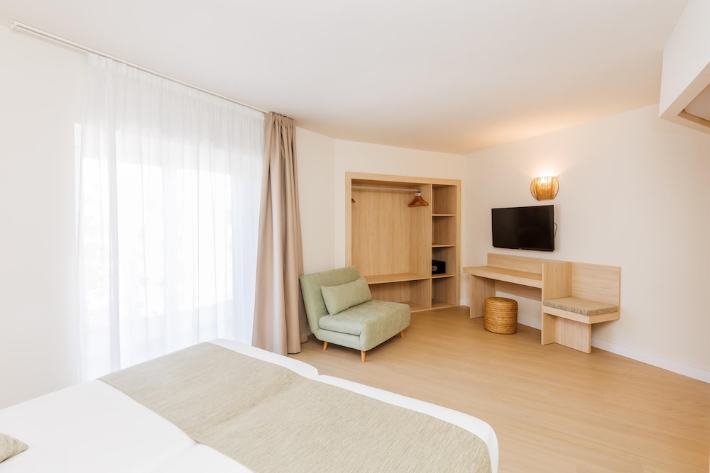 Hotel Alondra — Hotel rooms in Cala Ratjada, Balearic Islands