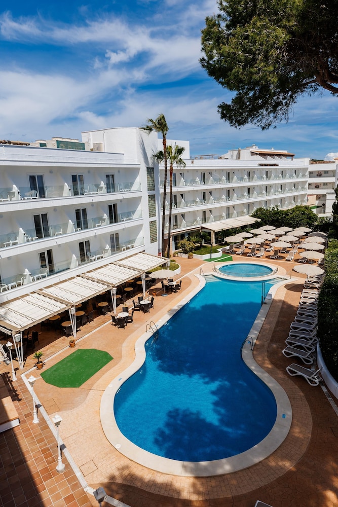 Hotel Alondra — Swimming pool in Cala Ratjada, Balearic Islands
