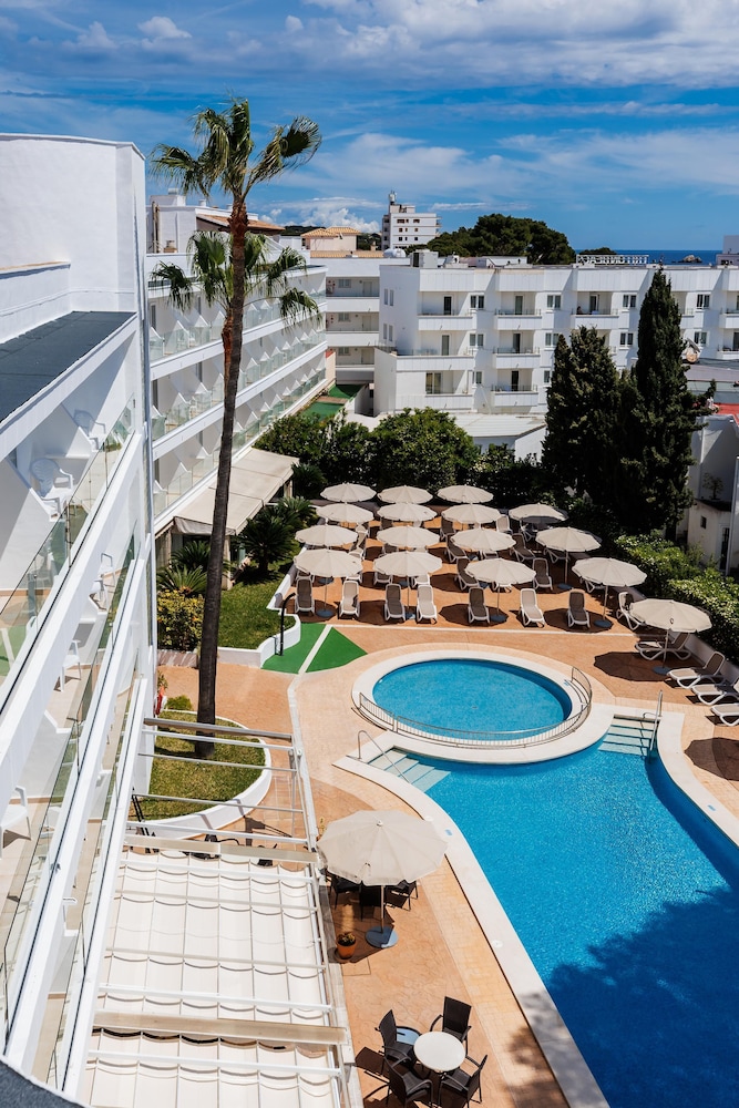 Hotel Alondra — Swimming pool in Cala Ratjada, Balearic Islands
