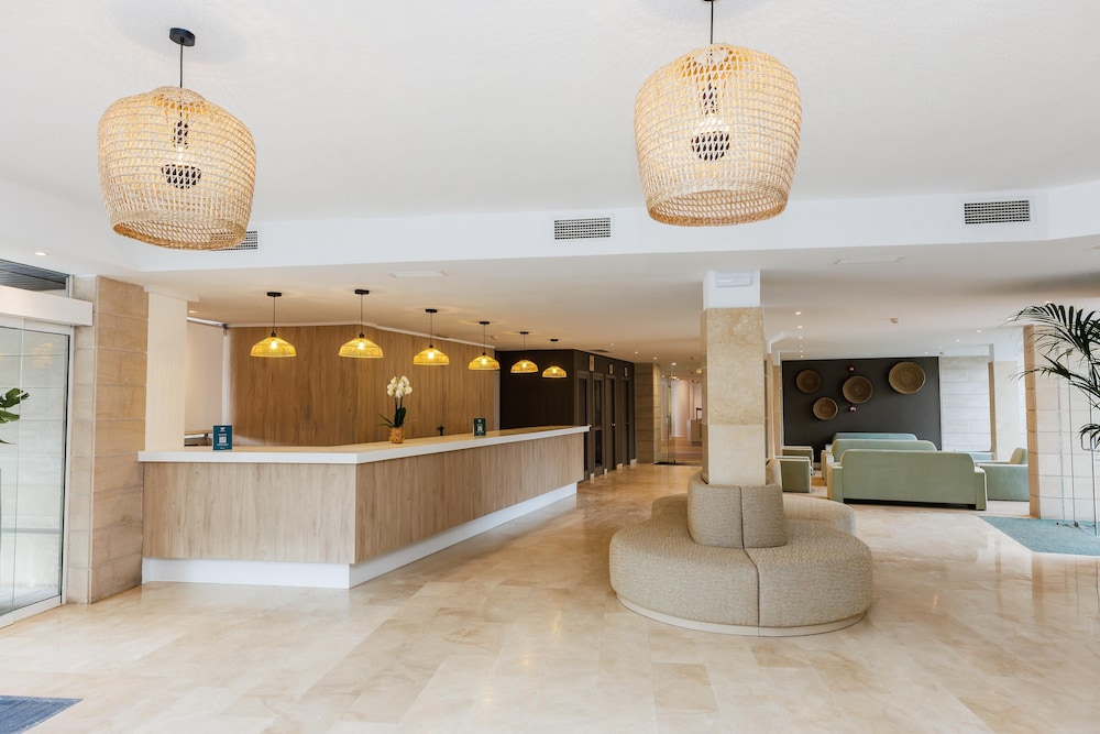 Hotel Alondra — Hotel building in Cala Ratjada, Balearic Islands