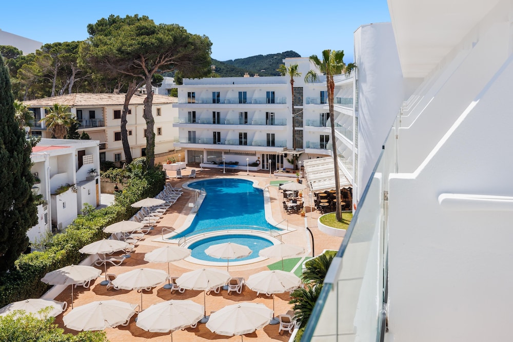 Hotel Alondra — Swimming pool in Cala Ratjada, Balearic Islands