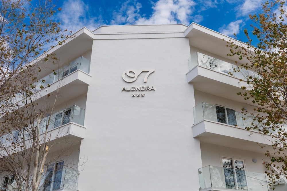 Hotel Alondra — Hotel building in Cala Ratjada, Balearic Islands