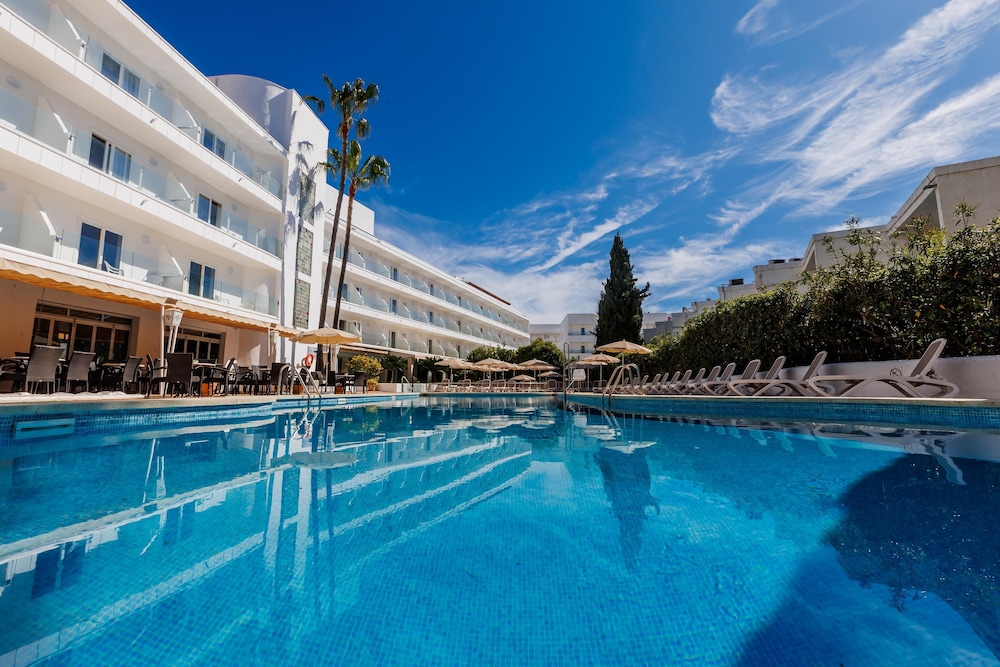 Hotel Alondra — Swimming pool in Cala Ratjada, Balearic Islands