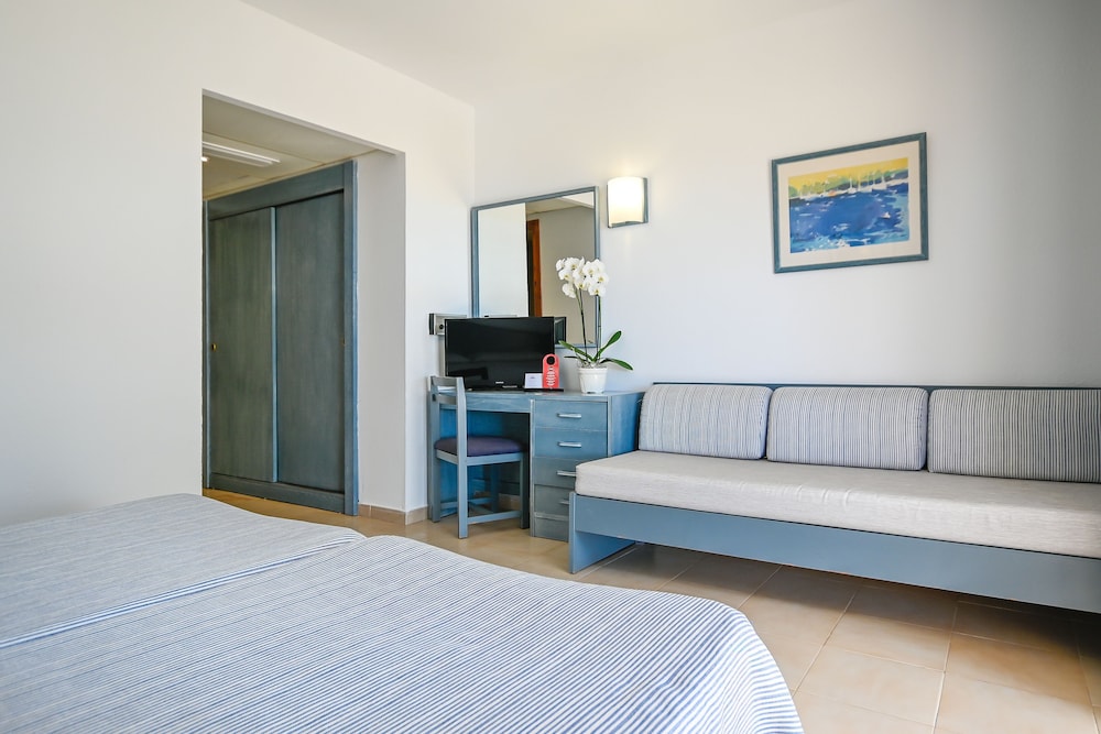 Hotel Alondra — Hotel rooms in Cala Ratjada, Balearic Islands