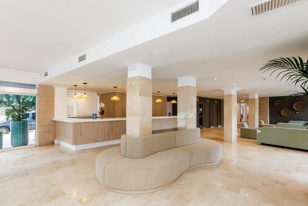 Hotel Alondra — Hotel building in Cala Ratjada, Balearic Islands