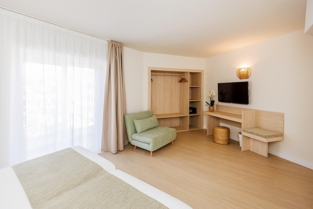 Hotel Alondra — Hotel rooms in Cala Ratjada, Balearic Islands