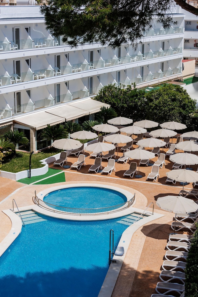 Hotel Alondra — Swimming pool in Cala Ratjada, Balearic Islands